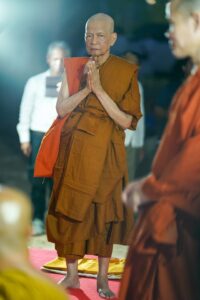 កម្រងរូបភាពលោកតាបណ្ឌិត កុល ផេង ស្ថាបនិក សកលវិទ្យាល័យបញ្ញាសាស្រ្ត និងសាលាបញ្ញាសាស្រ្តអន្តរជាតិ នាថ្ងៃបំពេញភិក្ខុឧបសម្បទារបស់ ព្រះភិក្ខុផលត្ថេរោ កុល ផេង ។