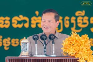 ូលរួម សម្ពោធដាក់ឱ្យប្រើប្រាស់ជាផ្លូវការ ស្ពានអាកាស មរតកតេជោ នៅចំណុចប្រសព្វរវាងមហាវិថីសម្តេចតេជោ ហ៊ុន សែន, មហាវិថីកងយោធពលខេមរភូមិន្ទ និង មហាវិថីព្រះមុនីវង្ស ស្ថិតក្នុងមូលដ្ឋានខណ្ឌមានជ័យ និងខណ្ឌចំការមន  សមិទ្ធផលថ្មី “ស្ពានអាកាសមរតកតេជោ” នឹងអាចដោះស្រាយបញ្ហាការកកស្ទះចរាចរណ៍នៅនឹងកន្លែង និងដើរតួជាចំណុចតភ្ជាប់វិស័យដឹកជញ្ជូន និង ប្រព័ន្ធឡូជីស្ទីក នៃភាគខាងត្បូងរាជធានីភ្នំពេញ ។ រាជរដ្ឋាភិបាលបានគិតគូរយ៉ាងហ្មត់ចត់ នូវការរៀបចំហេដ្ឋារចនាសម្ព័ន្ធ ប្រព័ន្ធដឹកជញ្ជូន ទាំងតាមផ្លូវអាកាស ផ្លូវគោក និង តាមផ្លូវទឹក ឱ្យមានភាពប្រទាក់ក្រឡា ដើម្បីគាំទ្រ និងជំរុញដល់កំណើនសេដ្ឋកិច្ចជាតិ ព្រមទាំងបំពេញសេចក្តីត្រូវការសង្គម-សេដ្ឋកិច្ច ប្រកបដោយចីរភាព និង បរិយាបន្ន ។  រាជធានីភ្នំពេញ ព្រឹកថ្ងៃចន្ទ ទី៧ មេសា ២០២៥  #ហនម៉ាណែត #Hunmanet #កមពុជា #cambodia #សនតិភាពនៅកម្ពុជា