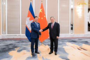 សម្តេចមហាបវរធិបតី ហ៊ុន ម៉ាណែត ​នាយករដ្ឋមន្ត្រីនៃព្រះរាជាណាចក្រកម្ពុជា អញ្ជើញជួបជាមួយ ឯកឧត្តម លី ឈាង (Li Qiang) នាយករដ្ឋមន្រ្តីនៃសាធារណររដ្ឋប្រជាមានិតចិន ក្នុងជំនួបប្រជុំទ្វេភាគី និងពិភាក្សាការងារ ។