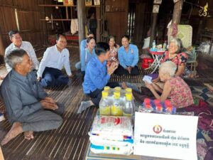 ឯកឧត្តម ផារ៉ា មង្គល ប្រធានក្រុមជនបង្គោលយុវជនទទួលបន្ទុកស្រុកក្រូចឆ្មារ និងស្រុកមេមេត់ ខេត្តត្បូងឃ្មុំ នៅថ្ងៃទី១៨ ខែឧសភា ឆ្នាំ២០២៥ បានដឹកនាំក្រុមការងារយុវជនគណបក្ស ចុះជួបសួរសុខទុក្ខ អ៊ុ ពូ មីង ដែលមានពិការភ្នែកចំនួន ៤រូប ដោយផ្ទាល់នៅភូមិស្វាយដំណាក់ ឃុំជំនីក ស្រុកក្រូចឆ្មារ ខេត្តត្បូងឃ្មុំ។