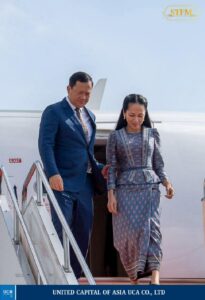 គណៈប្រតិភូរាជរដ្ឋាភិបាលកម្ពុជា បានមកដល់អាកាសយានដ្ឋានអន្តរជាតិ ហាណេដា (HANEDA) ប្រកបដោយសុវត្ថិភាព ព្រមទាំងបានការទទួលស្វាគមន៍ពីសំណាក់ លោកជំទាវ IKUINA Akiko សមាជិកសភា និងជាអនុរដ្ឋមន្ត្រីការបរទេសជប៉ុន និង​ ឯកឧត្តម MIYASHITA Tadayuki ប្រធានពិធីការ ។  ទីក្រុងតូក្យូ ប្រទេសជប៉ុន ព្រឹកថ្ងៃពុធ ទី២៨ ឧសភា ២០២៥  The Royal Government of Cambodian delegation arrived safely at Haneda International Airport and was welcomed by Her Excellency IKUINA Akiko, Member of the House of Councillors and Parliamentary Vice-Minister for Foreign Affairs, and His Excellency MIYASHITA Tadayuki, Chief of Protocol.   Tokyo, Japan, Wednesday morning, May 28, 2025