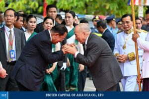 សម្ដេចអគ្គមហាសេនាបតីតេជោ ហ៊ុន សែន ប្រធានព្រឹទ្ធសភា នៃព្រះរាជាណាចក្រកម្ពុជា អញ្ជើញដង្ហែព្រះករុណាព្រះបាទសម្ដេចព្រះ បរមនាថ នរោត្តម សីហមុនី ព្រះមហាក្សត្រ នៃព្រះរាជាណាចក្រកម្ពុជា យាងក្នុងព្រះរាជពិធីច្រត់ព្រះនង្គ័ល ឆ្នាំ២០២៥ នៅខេត្តកំពង់ឆ្នាំង។