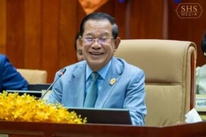 សម្តេចអគ្គមហាសេនាបតីតេជោ ហ៊ុន សែន ប្រធានព្រឹទ្ធសភានៃព្រះរាជាណាចក្រកម្ពុជា និងជាប្រធានសមាជរដ្ឋសភា និងព្រឹទ្ធសភា