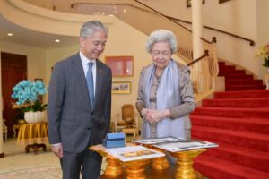 សម្តេចព្រះមហាក្សត្រី ព្រះវររាជមាតាជាតិខ្មែរ ជាទីគោរពសក្ការៈដ៏ខ្ពង់ខ្ពស់បំផុត ព្រះអង្គបានសព្វព្រះរាជហឬទ័យប្រោសព្រះរាជទាន ឯកឧត្តម វ៉ាង វ៊ិនពីន ឯកអគ្គរដ្ឋទូតវិសាមញ្ញ និងពេញសមត្ថភាពនៃសាធារណរដ្ឋប្រជាមានិតចិនប្រចាំព្រះរាជាណាចក្រកម្ពុជា និងមន្ត្រីស្ថានទូតចិន ចូលក្រាបថ្វាយបង្គំគាល់ ថ្វាយព្រះពរ នៅព្រះរាជដំណាក់គន្ធបុប្ផា ក្នុងព្រះបរមរាជវាំង នាថ្ងៃទី១៦ ខែមិថុនា ឆ្នាំ២០២៥ ។