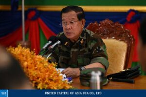 សម្តេចអគ្គមហាសេនាបតីតេជោ ហ៊ុន សែន នាយឧត្តមសេនីយ៍ផុតលេខផ្កាយមាស៥ ប្រធានព្រឹទ្ធសភា នៃព្រះរាជាណាចក្រកម្ពុជា អញ្ជេីញជួបប្រជុំជាមួយមេបញ្ជាការអង្គភាព នៅទីបញ្ជាការស្រាល ចំណុះទិសទី២ និងទិសទី៣ ក្នុងក្រុងសំរោង ខេត្តឧត្តរមានជ័យ នាព្រឹកថ្ងៃទី២៦ ខែមិថុនា ឆ្នាំ២០២៥