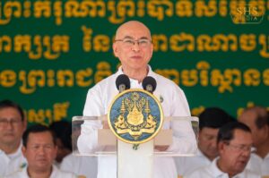 សម្ដេចអគ្គមហាសេនាបតីតេជោ ហ៊ុន សែន  ប្រធានព្រឹទ្ធសភានៃព្រះរាជាណាចក្រកម្ពុជា បានអញ្ជើញដង្ហែព្រះករុណាព្រះបាទសម្ដេច ព្រះបរមនាថ នរោត្តម សីហមុនី ព្រះមហាក្សត្រ នៃព្រះរាជាណាចក្រកម្ពុជា