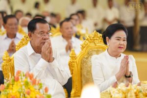 សម្តេចអគ្គមហាសេនាបតីតេជោ ហ៊ុន សែន ប្រធានព្រឹទ្ធសភាកម្ពុជា និងសម្តេចកិត្តិព្រឹទ្ធបណ្ឌិត ប៊ុន រ៉ានី ហ៊ុនសែន បានដឹកនាំកូនចៅ ក្មួយៗ និងសាច់ញាតិជិតឆ្ងាយ រៀបចំពិធីបុណ្យគម្រប់ខួប១០០ថ្ងៃ ដើម្បីឧទ្ទិសមហាកុសលជូនវិញ្ញាណក្ខន្ធអ្នកឧកញ៉ាឧត្តមមេត្រីវិសិដ្ឋ ហ៊ុន សាន