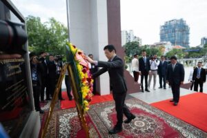 ឯកឧត្តម ឡរ៉េន វ៉ុង ( Lawrence Wong ) នាយករដ្ឋមន្ត្រី និងជារដ្ឋមន្ត្រីក្រសួងហិរញ្ញវត្ថុ នៃសាធារណរដ្ឋសិង្ហបុរី អញ្ជើញថ្វាយកម្រងផ្កាគោរពព្រះវិញ្ញាណក្ខន្ធ ព្រះករុណា ព្រះបាទសម្តេចព្រះនរោត្តម សីហនុ «ព្រះបរមរតនកោដ្ឋ» នៅមណ្ឌបព្រះបរមរូប នាព្រឹកថ្ងៃទី០២ ខែកក្កដា ឆ្នាំ២០២៥ ក្នុងឱកាសដែលឯកឧត្តម នាយករដ្ឋមន្រ្តីអញ្ជើញមកបំពេញទស្សនកិច្ចផ្លូវការ នៅព្រះរាជាណាចក្រកម្ពុជា។  រូបថត៖ យឹម សុវឌ្ឍនា