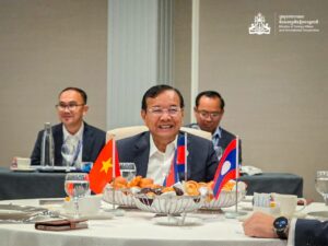 រដ្ឋមន្ត្រីការបរទេសទាំងបី បានអញ្ជើញពិសាអាហារពេលព្រឹក និងពិភាក្សាការងារប្រកបដោយផ្លែផ្កាក្រោមបរិយាកាសរីករាយ និងស្និទ្ធស្នាលបំផុត។