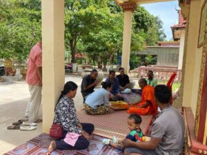 បន្ទាយមានជ័យ៖ ថ្ងៃទី០៨ ខែកក្កដា ឆ្នាំ២០២៥ ប្រធានប្រតិបត្តិខេត្ត និងសហជីវិនី លីវ ស្រីមុំ រួមនឹងប្រធានប្រតិបត្តិស្រុកព្រះនេត្រព្រះ បានចុះសួរសុខទុក្ខដល់ប្រធានប្រតិបត្តិឃុំបុស្បូវ និងអតីតអនុប្រធានប្រតិបត្តិស្រុកដែលកំពុងសាងព្រះផ្នួស ក្នុងនោះបានផ្តល់ជូន ជាមុង កាហ្វេ និងថវិកា ព្រមទាំងស្លាដក់ប្រគេនដល់ព្រះសង្ឃផងដែរ។