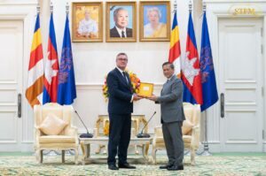 សម្តេចមហាបវរធិបតី ហ៊ុន ម៉ាណែត នាយករដ្ឋមន្ត្រីនៃព្រះរាជាណាចក្រកម្ពុជា អញ្ជើញជួបជាមួយ ឯកឧត្តម Martin Vávra ឯកអគ្គរដ្ឋទូតនៃសាធារណរដ្ឋឆែកប្រចាំព្រះរាជាណាចក្រកម្ពុជា ក្នុងជំនួបសម្តែងការគួរសម និងជម្រាបលា នៅវិមានសន្តិភាព។ រាជធានីភ្នំពេញ រសៀលថ្ងៃចន្ទ ទី៧ កក្កដា ២០២៥